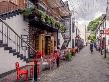 Glasgow, İskoçya - 20 Temmuz: Üzerinde 20 Temmuz 2017 Glasgow, İskoçya'da güzel Ashton Lane. Ashton Lane barlar yakın west end Glasgow Üniversitesi ile popüler bir alandır.