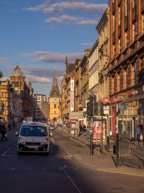Glasgow İskoçya - 20 Temmuz: Üzerinde 20 Temmuz 2017 Glasgow, İskoçya'da gün batımında merkezi Glasgow Argyle Street. Argyle Street ticari caddeye şehirde olduğunu.