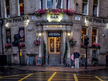 Glasgow, İskoçya - 20 Temmuz: 20 Temmuz 2017 Glasgow, İskoçya'da bulunan Piper çubuk. Piper Bar popüler bir pub ve viski bar George Square'karşısında olduğunu.