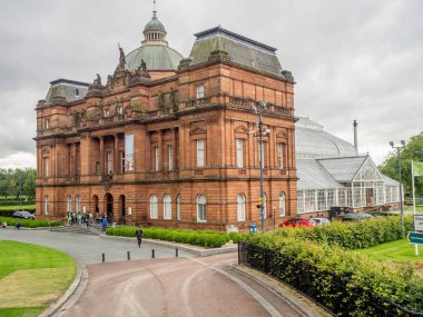 Glasgow, İskoçya - 21 Temmuz: Halk Sarayı ve kış bahçesi üzerinde 21 Temmuz 2017 Glasgow, İskoçya'da dış cephe. Bu alanda Avrupa'nın en büyük kentsel parklarından biridir.