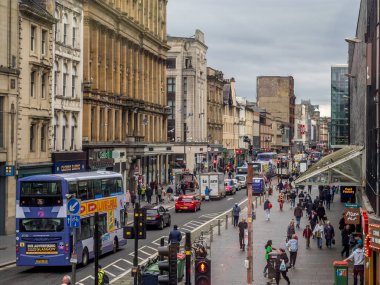 Glasgow, İskoçya - 21 Temmuz: 21 Temmuz 2017 Glasgow, İskoçya'da Argyle Street. Argyle Street Glasgow önemli bir alışveriş bölgesine ve çok sayıda iyi restoran ve dükkan vardır.