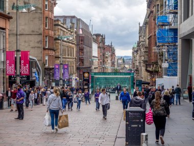 Glasgow, İskoçya - 21 Temmuz: 21 Temmuz 2017 Glasgow, İskoçya'da Buchanan Caddesi'nde. Buchanan Street İskoçya'da ana alışveriş bölgesine ve çok sayıda iyi restoran ve dükkanlar vardır.