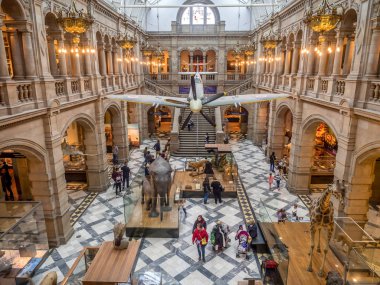 Glasgow, İskoçya - 21 Temmuz: İç Kelvingrove Art Gallery ve Glasgow İskoçya İngiltere üzerinde 21 Temmuz 2017 müzede. Kelvingrove ana turistik İskoçya'da 's.