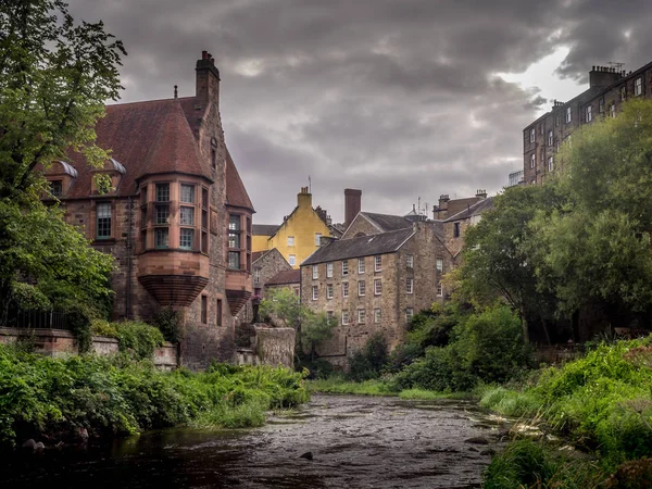 Спокойный Эдинбург Летняя Сцена Воды Лейт Течет Через Живописные Исторические — стоковое фото