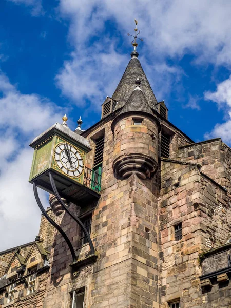 Royal Mile Edinburgh İskoçya'da Kulesi ve Canongate Tolbooth spire Phuket'in.