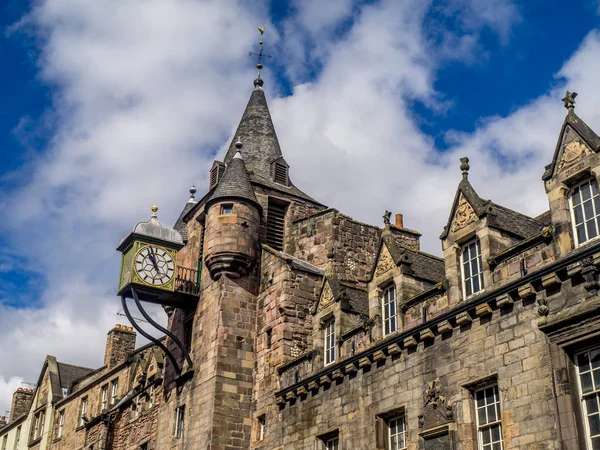 Royal Mile Edinburgh İskoçya'da Kulesi ve Canongate Tolbooth spire Phuket'in.