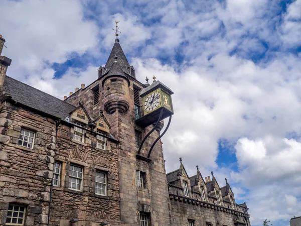 Olhando Para Torre Torre Canongate Tolbooth Situado Longo Royal Mile — Fotografia de Stock