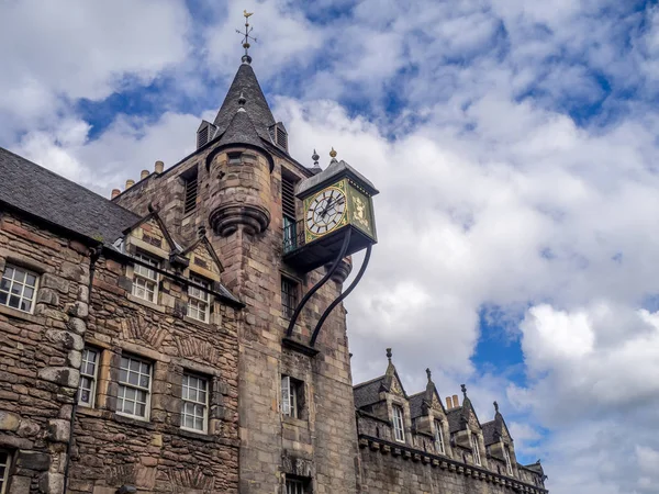 Olhando Para Torre Torre Canongate Tolbooth Situado Longo Royal Mile — Fotografia de Stock