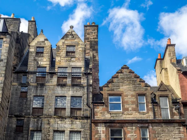 Royal Mile Edinburgh'ün eski kasabada boyunca eski binalar.