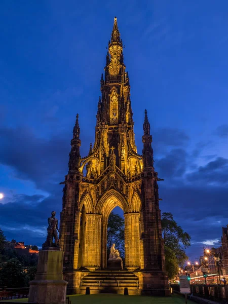 Görünümünde Scott anıt gece İskoçya'da yaz.