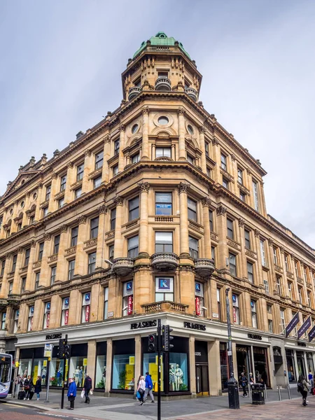 Buchanan Caddesi üzerinde 20 Temmuz 2017 Glasgow, İskoçya'da. Buchanan Street İskoçya'da ana alışveriş bölgesine ve çok sayıda iyi restoran ve dükkanlar vardır.