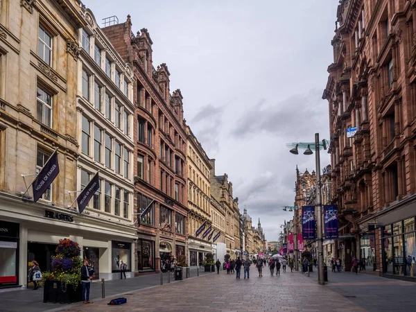 Buchanan Caddesi üzerinde 20 Temmuz 2017 Glasgow, İskoçya'da. Buchanan Street İskoçya'da ana alışveriş bölgesine ve çok sayıda iyi restoran ve dükkanlar vardır.