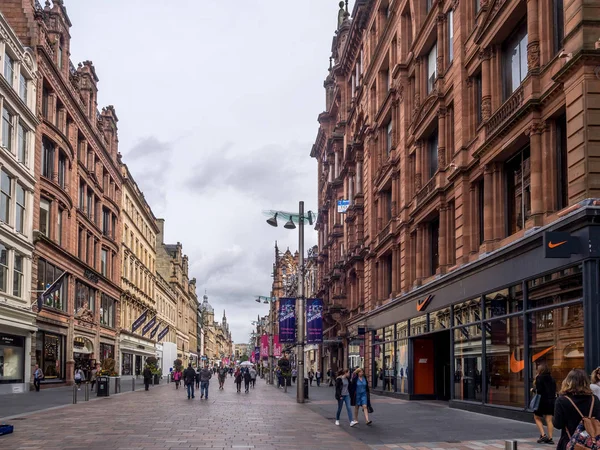 Buchanan Caddesi üzerinde 20 Temmuz 2017 Glasgow, İskoçya'da. Buchanan Street İskoçya'da ana alışveriş bölgesine ve çok sayıda iyi restoran ve dükkanlar vardır.