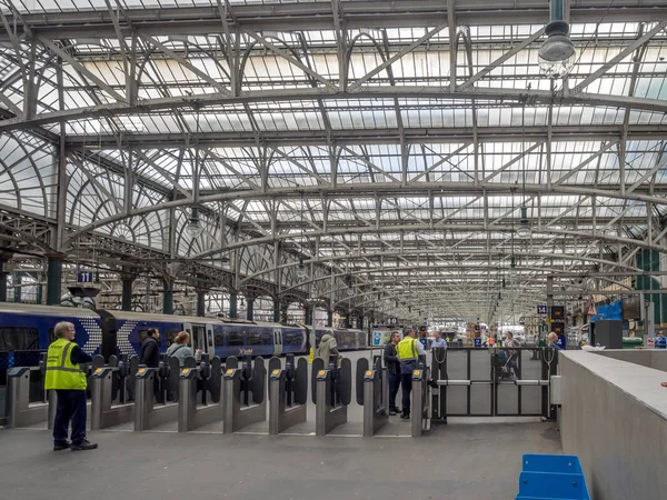 Glasgow, İskoçya - 20 Temmuz: İçinde Merkez İstasyonu üzerinde 20 Temmuz 2017 Glasgow, İskoçya'da kimliği belirsiz kişi. Glasgow Glasgow için büyük ana hat demiryolu terminus merkezidir.