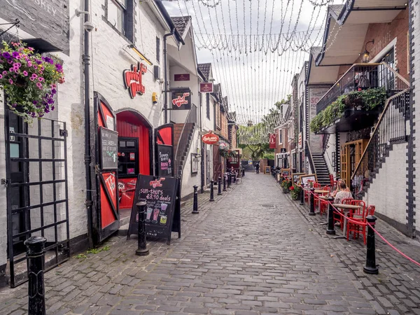 Glasgow, İskoçya - 20 Temmuz: Üzerinde 20 Temmuz 2017 Glasgow, İskoçya'da güzel Ashton Lane. Ashton Lane barlar yakın west end Glasgow Üniversitesi ile popüler bir alandır.