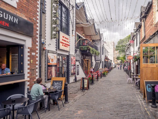 Glasgow, İskoçya - 20 Temmuz: Üzerinde 20 Temmuz 2017 Glasgow, İskoçya'da güzel Ashton Lane. Ashton Lane barlar yakın west end Glasgow Üniversitesi ile popüler bir alandır.