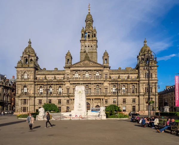 Glasgow, İskoçya - 20 Temmuz: Üzerinde 20 Temmuz 2017 Glasgow, İskoçya'da güzel George Square. George Square Glasgow şehir toplumsal asıl meydanda olduğunu. Kral George III sonra adlandırılır.