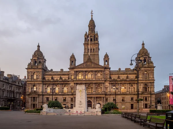 Glasgow, İskoçya - 20 Temmuz: Üzerinde 20 Temmuz 2017 Glasgow, İskoçya'da güzel George Square. George Square Glasgow şehir toplumsal asıl meydanda olduğunu. Kral George III sonra adlandırılır.