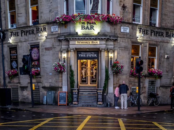 Glasgow, İskoçya - 20 Temmuz: 20 Temmuz 2017 Glasgow, İskoçya'da bulunan Piper çubuk. Piper Bar popüler bir pub ve viski bar George Square'karşısında olduğunu.