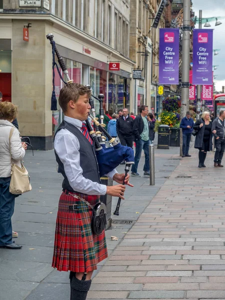 グラスゴー スコットランド 2017 スコットランドのグラスゴーのブキャナン通りの笛吹き ブキャナン ストリートが人気の観光地と変更の Busking 笛吹きが常にあるので — ストック写真