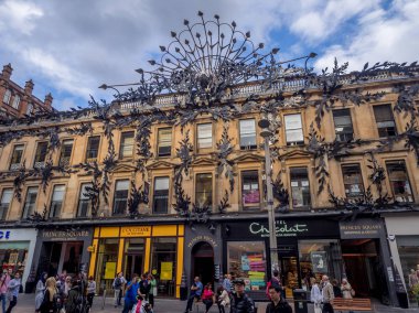 Glasgow, İskoçya - 21 Temmuz: Dükkan ve insanlar üzerinde 21 Temmuz 2017 Glasgow, İskoçya'da sokakta Buchanan. Buchanan İskoçya'da ana alışveriş bölgesine ve çok sayıda iyi restoran ve dükkanlar var..