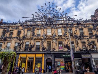 Glasgow, İskoçya - 21 Temmuz: Dükkan ve insanlar üzerinde 21 Temmuz 2017 Glasgow, İskoçya'da sokakta Buchanan. Buchanan İskoçya'da ana alışveriş bölgesine ve çok sayıda iyi restoran ve dükkanlar var..