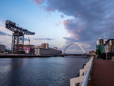 Glasgow, İskoçya - 21 Temmuz: 21 Temmuz 2017 Glasgow, İskoçya'da Clyde Arc köprüde ile River Clyde. Glaswegians Clyde Arc kısık köprünün onun dolambaçlı yol boyunca nedeniyle ara..