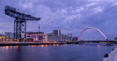 Glasgow, İskoçya - 21 Temmuz: 21 Temmuz 2017 Glasgow, İskoçya'da Clyde Arc köprüde ile River Clyde. Glaswegians Clyde Arc kısık köprünün onun dolambaçlı yol boyunca nedeniyle ara..