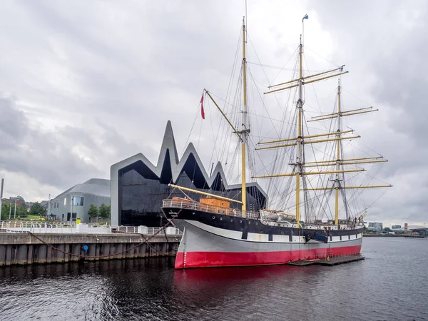 Glasgow, İskoçya - 22 Temmuz: Riverside Müzesi 22 Temmuz 2017 Glasgow, İskoçya'da gemi yelken Glenlee. Riverside müzesidir İskoçya ulaşım Müzesi.