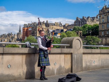 Edinburgh, İskoçya - 26 Temmuz: Tanımlanamayan gaydacı bagpipes boyunca höyük ile 26 Temmuz 2017 üzerinde Edinburgh İskoçya'da müzik. Birçok bagpipers busking ve eğlenceli turist!
