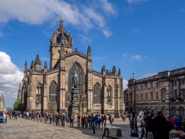 Edinburgh, İskoçya - 26 Temmuz: aşağı doğru St Giles Katedrali Eski kentte Royal Mile Edinburgh İskoçya'da 26 Temmuz 2017 arıyorum. St. Giles İskoçya'nın ana Kirk olduğunu.