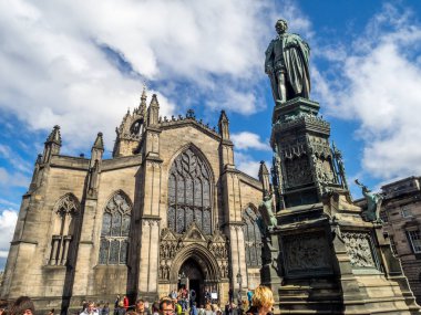 Edinburgh, İskoçya - 26 Temmuz: aşağı doğru St Giles Katedrali Eski kentte Royal Mile Edinburgh İskoçya'da 26 Temmuz 2017 arıyorum. St. Giles İskoçya'nın ana Kirk olduğunu.