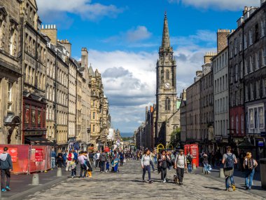 Edinburgh, İskoçya - 26 Temmuz: aşağı Old Town Royal Mile Edinburgh İskoçya'da 26 Temmuz 2017 üzerinde seyir. Royal Mile Edinburgh en popüler cazibe olduğunu ve çok sayıda turist barındıran.