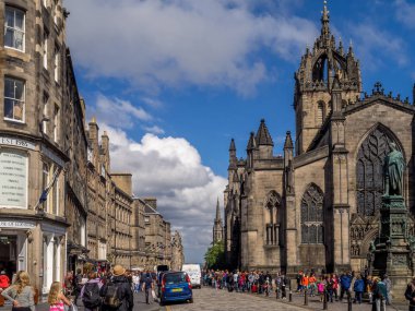 Edinburgh, İskoçya - 26 Temmuz: aşağı Old Town Royal Mile Edinburgh İskoçya'da 26 Temmuz 2017 üzerinde seyir. Royal Mile Edinburgh en popüler cazibe olduğunu ve çok sayıda turist barındıran.