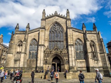 Edinburgh, İskoçya - 26 Temmuz: aşağı doğru St Giles Katedrali Eski kentte Royal Mile Edinburgh İskoçya'da 26 Temmuz 2017 arıyorum. St. Giles İskoçya'nın ana Kirk olduğunu.