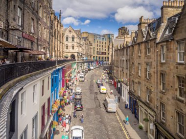Edinburgh, İskoçya - 26 Temmuz: Ünlü renkli Victoria Street Old Town üzerinde 26 Temmuz 2017. Birçok reform döneminden kalma binalar ile eski şehir UNESCO Dünya Miras Listesi tarafından korunmaktadır.