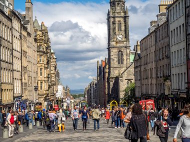 Edinburgh, İskoçya - 26 Temmuz: aşağı Old Town Royal Mile Edinburgh İskoçya'da 26 Temmuz 2017 üzerinde seyir. Royal Mile Edinburgh en popüler cazibe olduğunu ve çok sayıda turist barındıran.