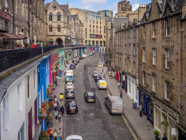 Edinburgh, İskoçya - 26 Temmuz: Ünlü renkli Victoria Street Old Town üzerinde 26 Temmuz 2017. Birçok reform döneminden kalma binalar ile eski şehir UNESCO Dünya Miras Listesi tarafından korunmaktadır.