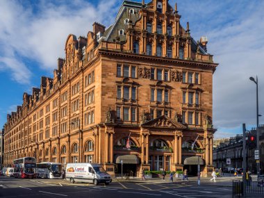 Edinburgh, İskoçya - 26 Temmuz: Landmark Caledonian Hotel Princes Street üzerinde 26 Temmuz 2017 Edinburgh, İskoçya'da. Caledonian Edinburgh en prestijli otellerinden biridir.