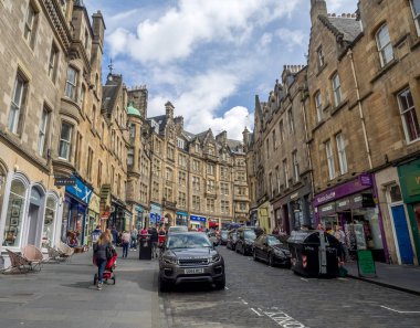 Edinburgh, İskoçya - 26 Temmuz: Cockburn sokakta doğru Royal Mile Edinburgh İskoçya'da 26 Temmuz 2017 üzerinde arıyorum. Royal Mile Edinburgh popüler bir cazibe olduğunu ve çok sayıda turist barındıran.