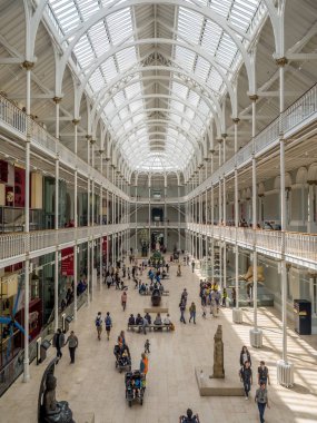 Edinburgh, İskoçya - 27 Temmuz: National Museum of Scotland üzerinde 27 Temmuz 2017 Edinburgh İskoçya'da iç galeride. Ulusal Müze İskoçya'da bir dönüm noktası cazibe olduğunu.