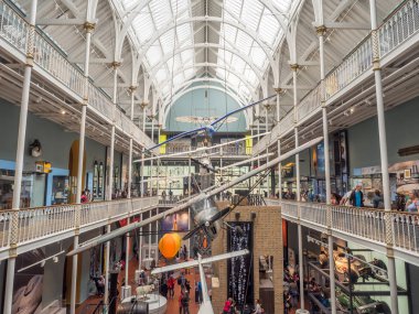 Edinburgh, İskoçya - 27 Temmuz: National Museum of Scotland üzerinde 27 Temmuz 2017 Edinburgh İskoçya'da iç galeride. Ulusal Müze İskoçya'da bir dönüm noktası cazibe olduğunu.