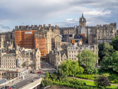 Edinburgh, İskoçya - 27 Temmuz: Görünümünü Edinburgh'ün Balmoral Hotel üzerinde 27 Temmuz 2017 Edinburgh İskoçya'da. Balmoral bir dönüm noktası oteldir ve yolcular arasında popüler.
