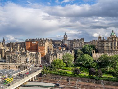 Edinburgh, İskoçya - 27 Temmuz: Görünümünü Edinburgh'ün Balmoral Hotel üzerinde 27 Temmuz 2017 Edinburgh İskoçya'da. Balmoral bir dönüm noktası oteldir ve yolcular arasında popüler.
