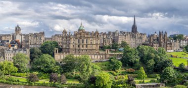 Edinburgh, İskoçya - 27 Temmuz: Görünümünü Edinburgh'ün Balmoral Hotel üzerinde 27 Temmuz 2017 Edinburgh İskoçya'da. Balmoral bir dönüm noktası oteldir ve yolcular arasında popüler.