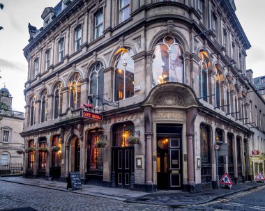 Edinburgh, İskoçya - 27 Temmuz: Ünlü Royal Cafe Edinburgh İskoçya Edinburgh'ün yeni şehir üzerinde 27 Temmuz 2017. Royal Cafe iyi İskoç yemekleri mimari tarzında sunulmaktadır..