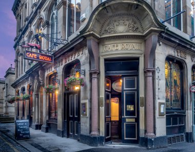 Edinburgh, İskoçya - 27 Temmuz: Ünlü Royal Cafe Edinburgh İskoçya Edinburgh'ün yeni şehir üzerinde 27 Temmuz 2017. Royal Cafe iyi İskoç yemekleri mimari tarzında sunulmaktadır..