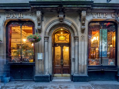 Edinburgh, İskoçya - 27 Temmuz: Ünlü Royal Cafe Edinburgh İskoçya Edinburgh'ün yeni şehir üzerinde 27 Temmuz 2017. Royal Cafe iyi İskoç yemekleri mimari tarzında sunulmaktadır..