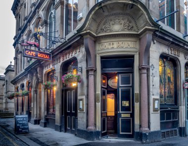 Edinburgh, İskoçya - 27 Temmuz: Ünlü Royal Cafe Edinburgh İskoçya Edinburgh'ün yeni şehir üzerinde 27 Temmuz 2017. Royal Cafe iyi İskoç yemekleri mimari tarzında sunulmaktadır..