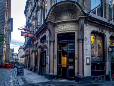 Edinburgh, İskoçya - 27 Temmuz: Ünlü Royal Cafe Edinburgh İskoçya Edinburgh'ün yeni şehir üzerinde 27 Temmuz 2017. Royal Cafe iyi İskoç yemekleri mimari tarzında sunulmaktadır..